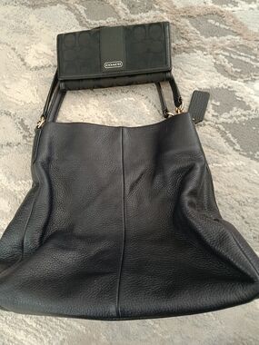 Coach Black Leather Women’s Shoulder Bag with Gold Hardware